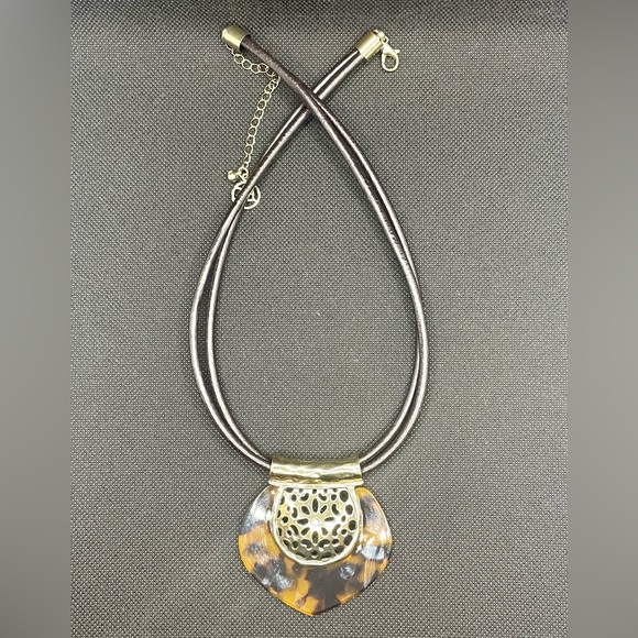 Women’s Brown Tortoise Shell Necklace and Bracelet Set. Gold Metal.Signed E.C. - Picture 5 of 7